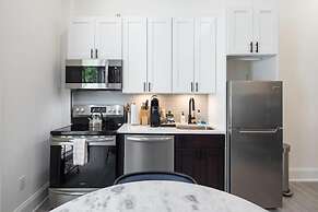 Sosuite Window Wall 1BR Apt w W D Desk