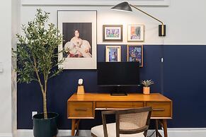 Sosuite Window Wall 1BR Apt w W D Desk