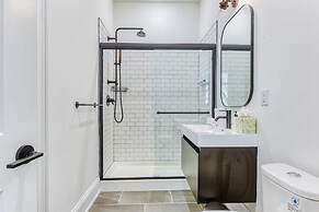 Sosuite Window Wall 1BR Apt w W D Desk