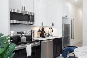 Sosuite Window Wall 1BR Apt w W D Desk