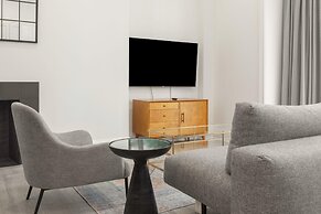 Sosuite Window Wall 1BR Apt w W D Desk