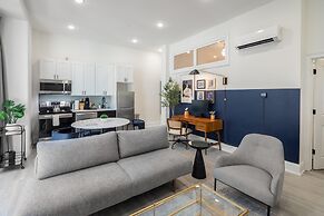 Sosuite Window Wall 1BR Apt w W D Desk