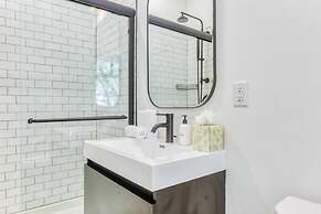 Sosuite Window Wall 1BR Apt w W D Desk