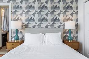 Sosuite 2BR Penthouse w W D Gym On-site Bar