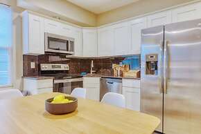 Cherry Suites 3BR Apt w W D Foosball Table