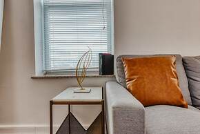 Stairway 3BR Apt w W D Home Theater