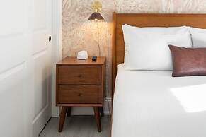 Sosuite 1BR Apt w W/d, Large Dining Seating