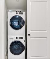 Sosuite Juliet Balcony 1BR Apt w W D Desk