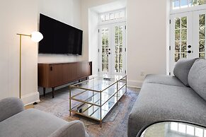 Sosuite Juliet Balcony 1BR Apt w W D Desk