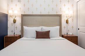 Sosuite Juliet Balcony 1BR Apt w W D Desk