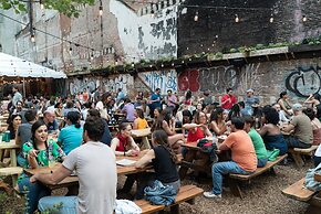 Sosuite Juliet Balcony 1BR Apt w W D Desk