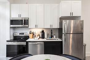 Sosuite Juliet Balcony 1BR Apt w W D Desk