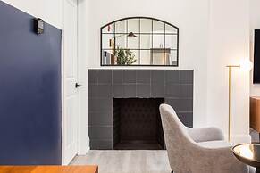 Sosuite Juliet Balcony 1BR Apt w W D Desk