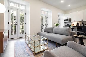 Sosuite Juliet Balcony 1BR Apt w W D Desk