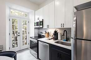 Sosuite Juliet Balcony 1BR Apt w W D Desk