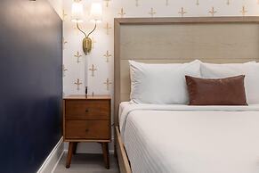 Sosuite Juliet Balcony 1BR Apt w W D Desk