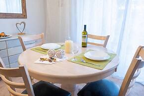 Alimos Bright Apartment Near the Beach