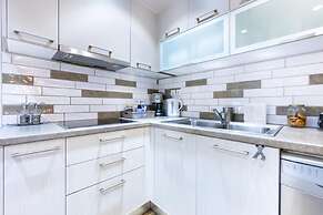 Alimos Bright Apartment Near the Beach