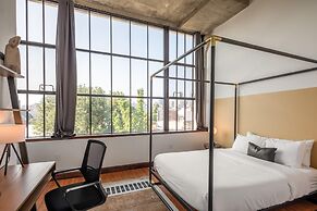 Sosuite 2BR Apt w Balcony, W/d, Gym, On-site Bar