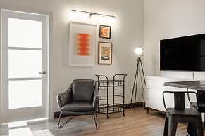 Sosuite 2BR Apt w Balcony, W/d, Gym, On-site Bar