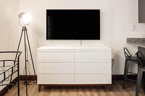 Sosuite 2BR Apt w Balcony, W/d, Gym, On-site Bar