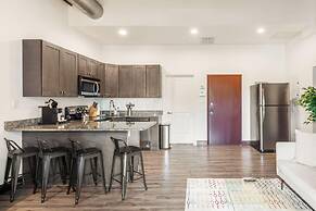 Sosuite 2BR Apt w Balcony, W/d, Gym, On-site Bar