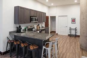 Sosuite 3BR Apt w Balcony, W/d, Gym, On-site Bar