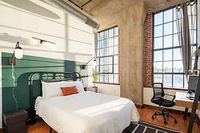 Sosuite 3BR Apt w Balcony, W/d, Gym, On-site Bar