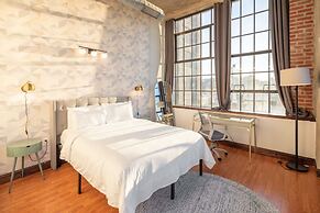 Sosuite 3BR Apt w Balcony, W/d, Gym, On-site Bar