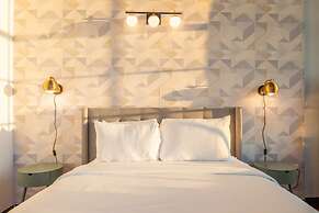 Sosuite 3BR Apt w Balcony, W/d, Gym, On-site Bar