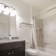 Sosuite 3BR Apt w Balcony, W/d, Gym, On-site Bar