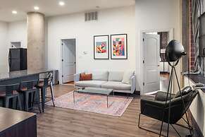 Sosuite 3BR Apt w Balcony, W/d, Gym, On-site Bar