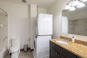 Sosuite 3BR Apt w Balcony, W/d, Gym, On-site Bar