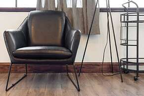 Sosuite 3BR Apt w Balcony, W/d, Gym, On-site Bar