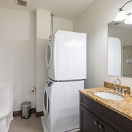 Sosuite 3BR Apt w Balcony, W/d, Gym, On-site Bar