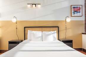 Sosuite 3BR Apt w Balcony, W/d, Gym, On-site Bar