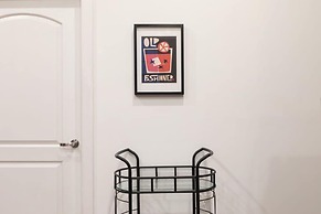 Sosuite 3BR Apt w Balcony, W/d, Gym, On-site Bar