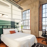 Sosuite 3BR Apt w Balcony, W/d, Gym, On-site Bar