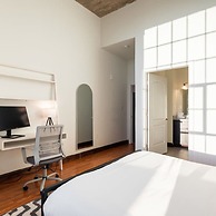 Sosuite 3BR Apt w Balcony, W/d, Gym, On-site Bar