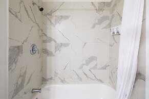 Sosuite 3BR Apt w Balcony, W/d, Gym, On-site Bar