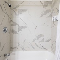 Sosuite 3BR Apt w Balcony, W/d, Gym, On-site Bar