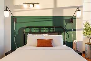 Sosuite 3BR Apt w Balcony, W/d, Gym, On-site Bar