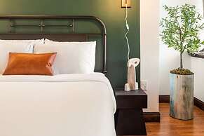 Sosuite 3BR Apt w Balcony, W/d, Gym, On-site Bar