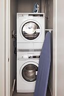 Sosuite Corner 1BR Apt w W/d, Shared Roofdeck