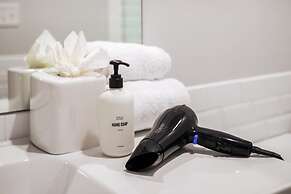 Sosuite Corner 1BR Apt w W/d, Shared Roofdeck