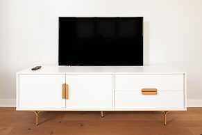 Sosuite Corner 1BR Apt w W/d, Shared Roofdeck