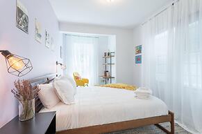 Cherry Suites 2BR Apt w W D Arcade Machine