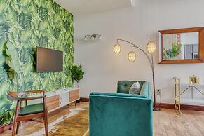 Sosuite 2BR Penthouse w W D Gym On-site Bar