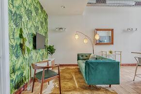 Sosuite 2BR Penthouse w W D Gym On-site Bar