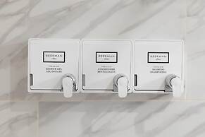 Sosuite 2BR Penthouse w W D Gym On-site Bar